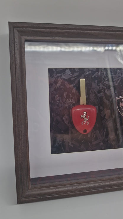 Cadre décoratif Ferrari – Clé Ferrari & logo métallisé sur fond carbone forgé (Format 20 × 25 cm)