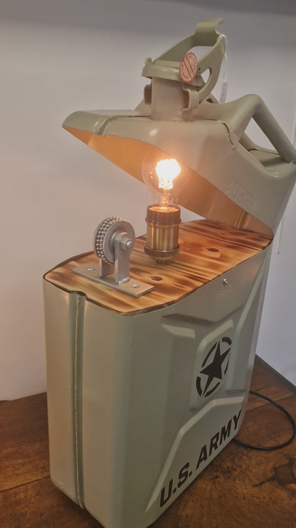 Lampe jerrican US Army artisanale – Lampe briquet vintage en métal – Création unique Made in Ardèche