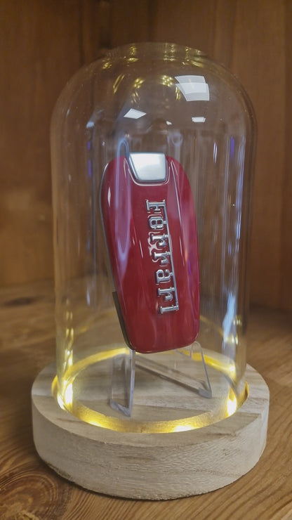 Clé Ferrari Sous Cloche LED – Objet de Collection Automobile