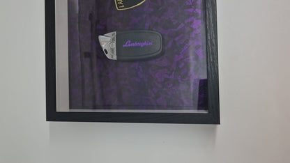 Cadre décoratif clé Lamborghini EDITION limité – Effet carbone forgé violet (20 × 25 cm)