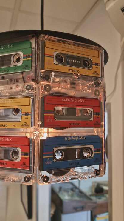 💡 Lampe Suspension Vintage – Anciennes Cassettes Audio Recyclées (H 20 cm x Ø 27 cm)