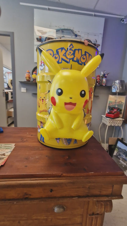 Table d’appoint Pikachu pop art – Bidon métal effet explosé avec figurine – Déco Pokémon originale et unique