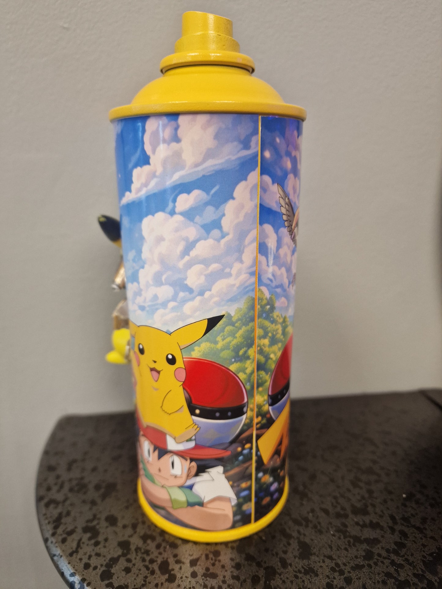 Bombe de peinture custom pokemon – Figurine pikachu pop culture artisanale