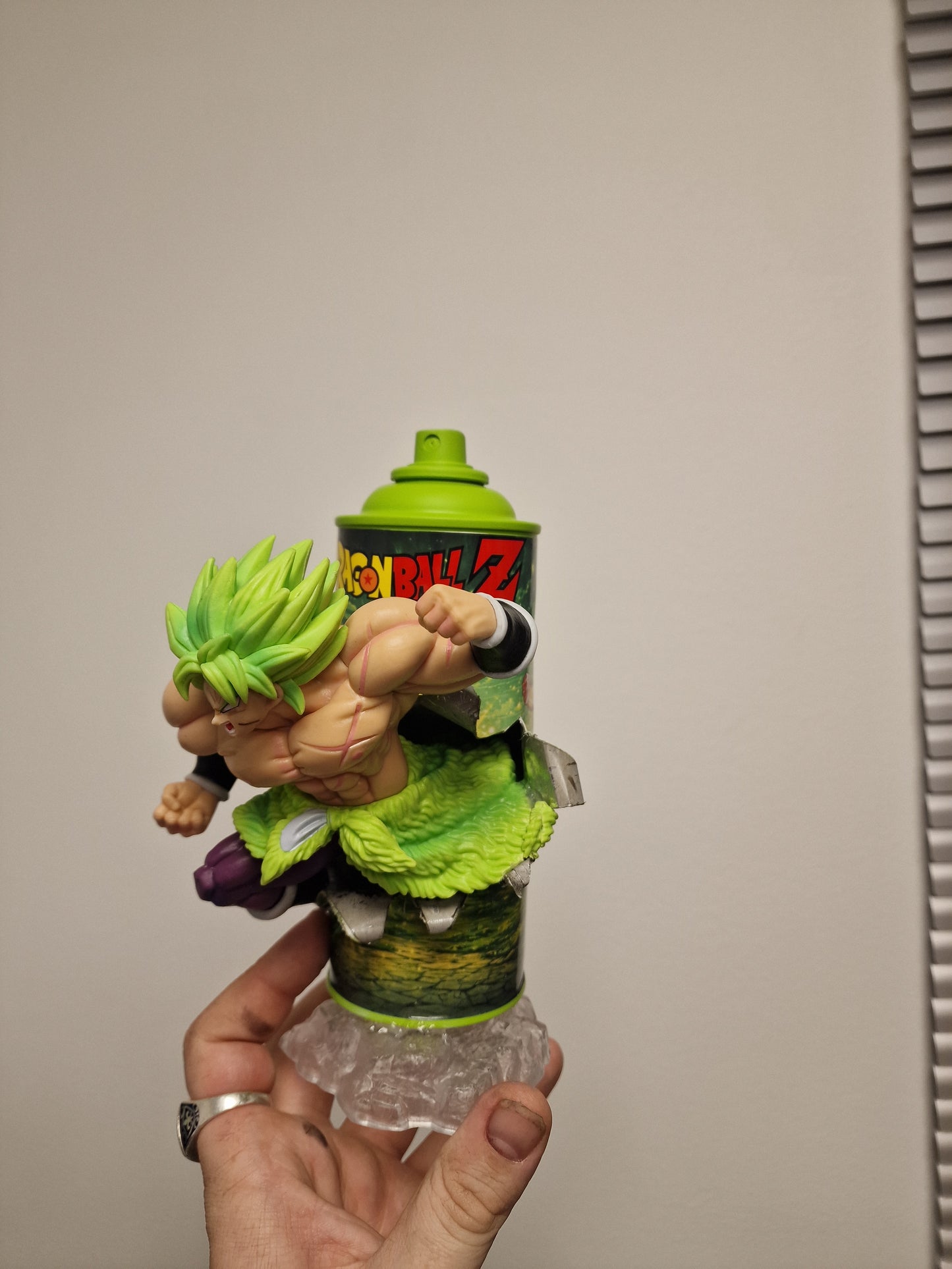 Bombe de peinture custom dragon ball z – Figurine broly pop culture artisanale