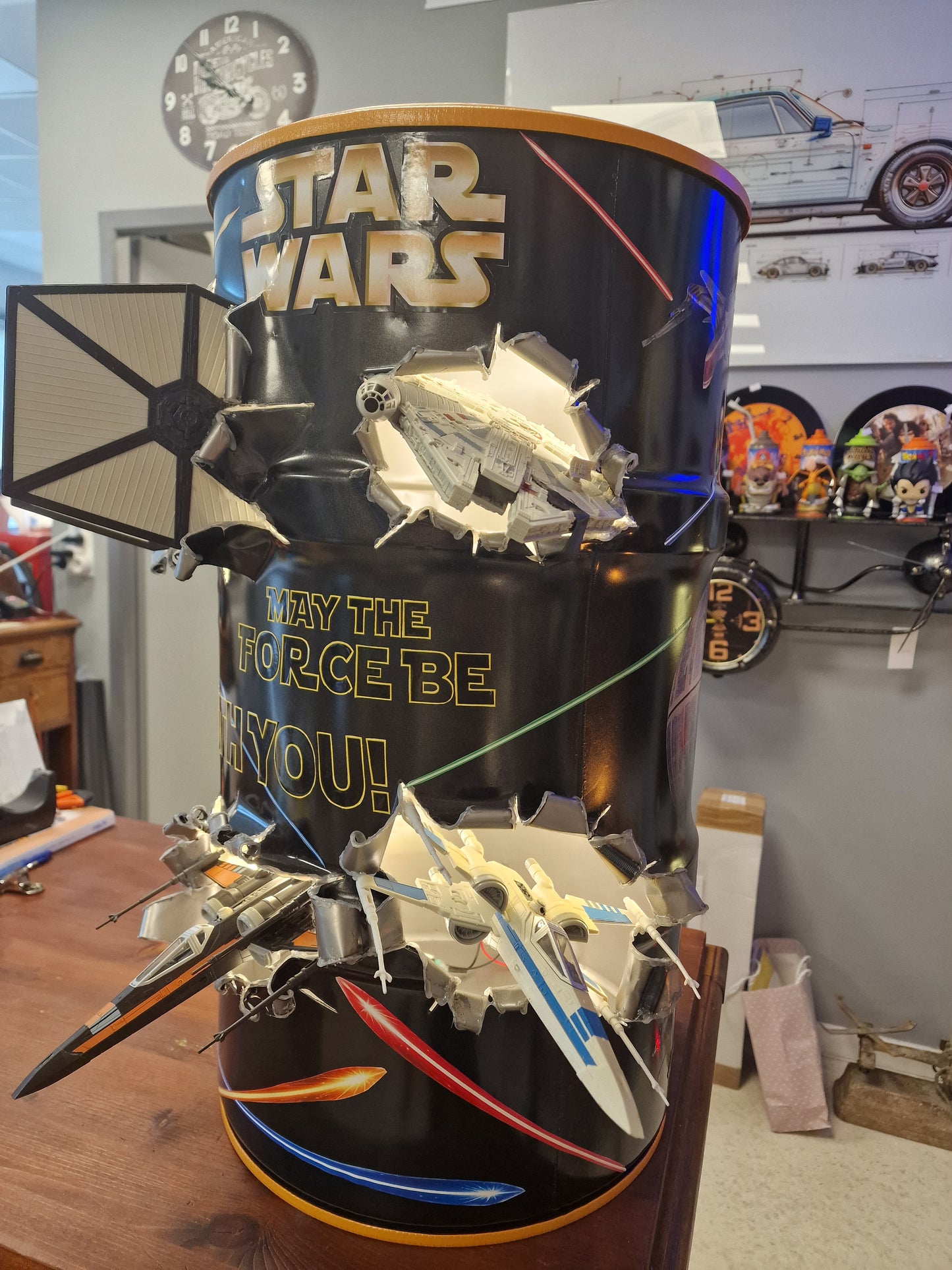 Table d’appoint Star Wars artisanale – Bidon 60L effet explosion avec vaisseaux 3D et éclairage LED
