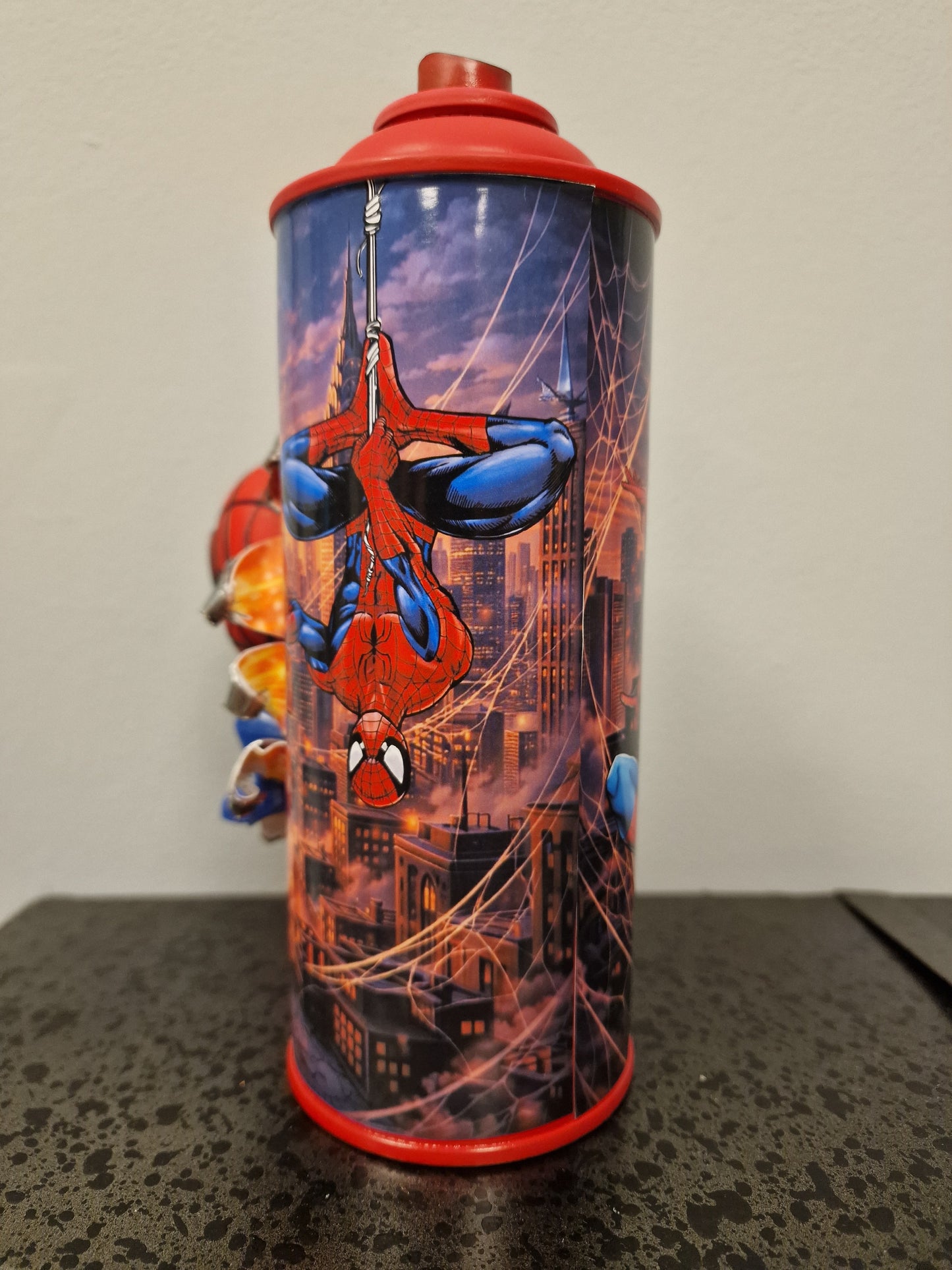 Bombe de peinture custom marvel – Figurine  little Spiderman pop culture artisanale