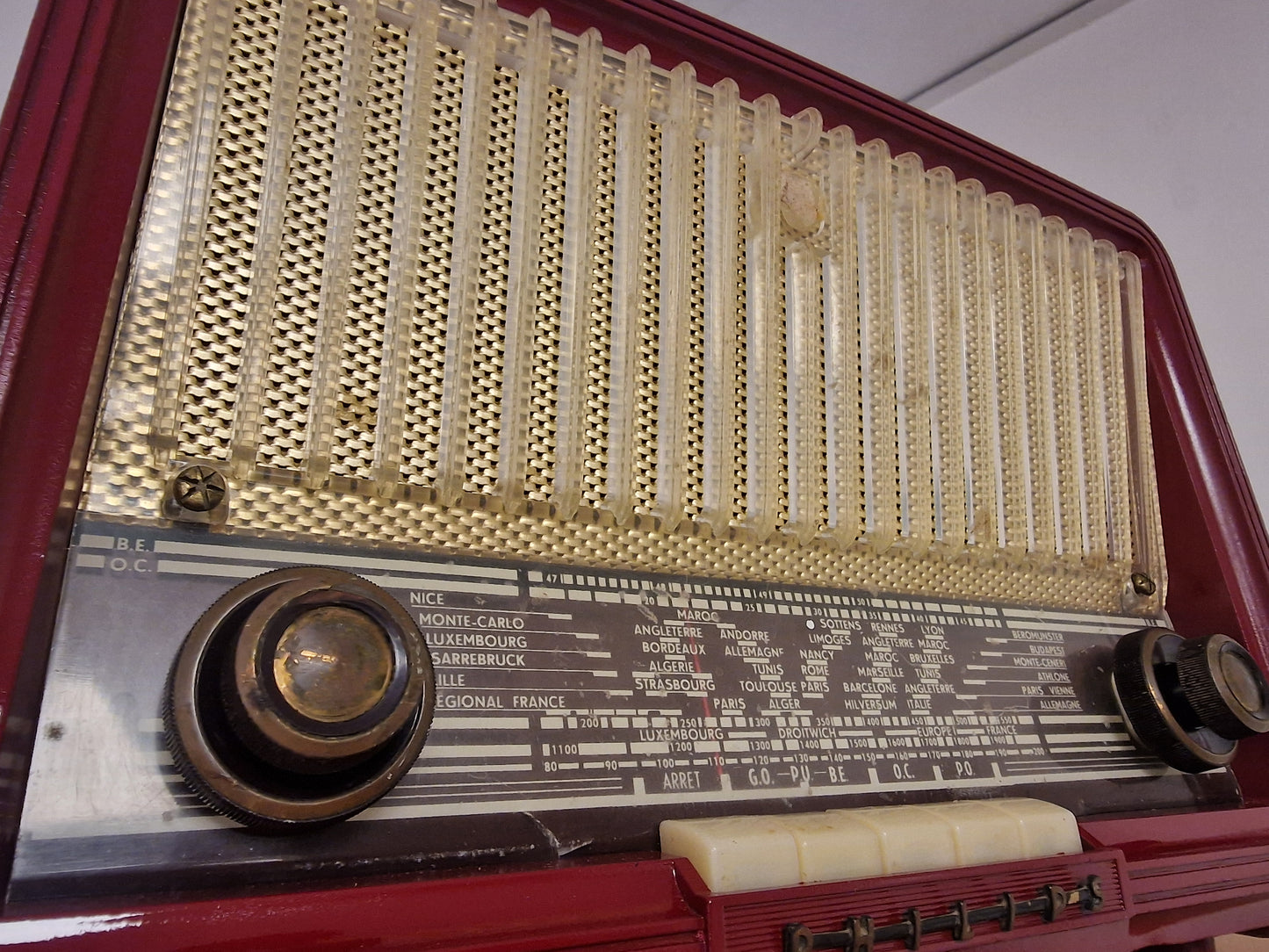 Enceinte Bluetooth Vintage Philips Rouge – Rénovée, Authentique ancienne radio