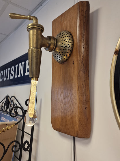 Lampe Murale Artisanale design en Robinet de Vigneron & Bois d’Acacia – Ampoule Goutte d’Eau (Ardèche)