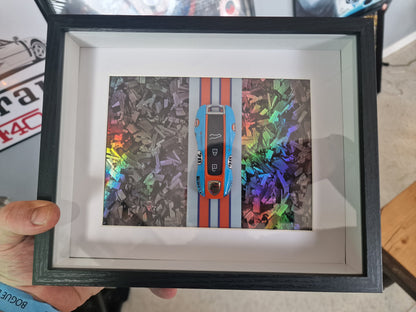 Cadre clé Porsche Gulf 20x25 cm – Décoration automobile carbone forgé