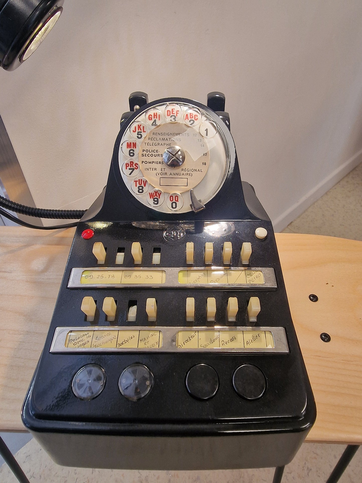 Lampe vintage upcyclée – téléphone  transformé en lampe design industrielle