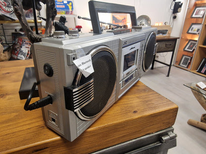 Boombox JVC Vintage – Enceinte Bluetooth Rénovée avec Radio d’Origine & Batterie Rechargeable