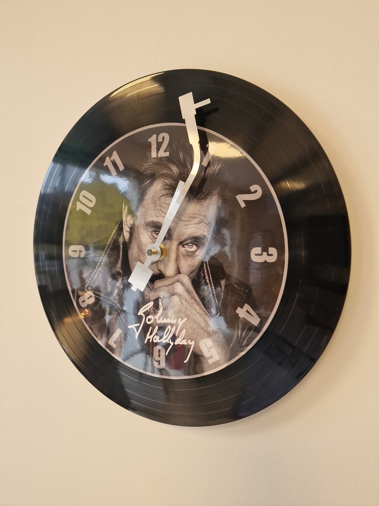 Horloge Vinyle Johnny Hallyday – Une Horloge Vintage Unique pour les Fans de Johnny Hallyday