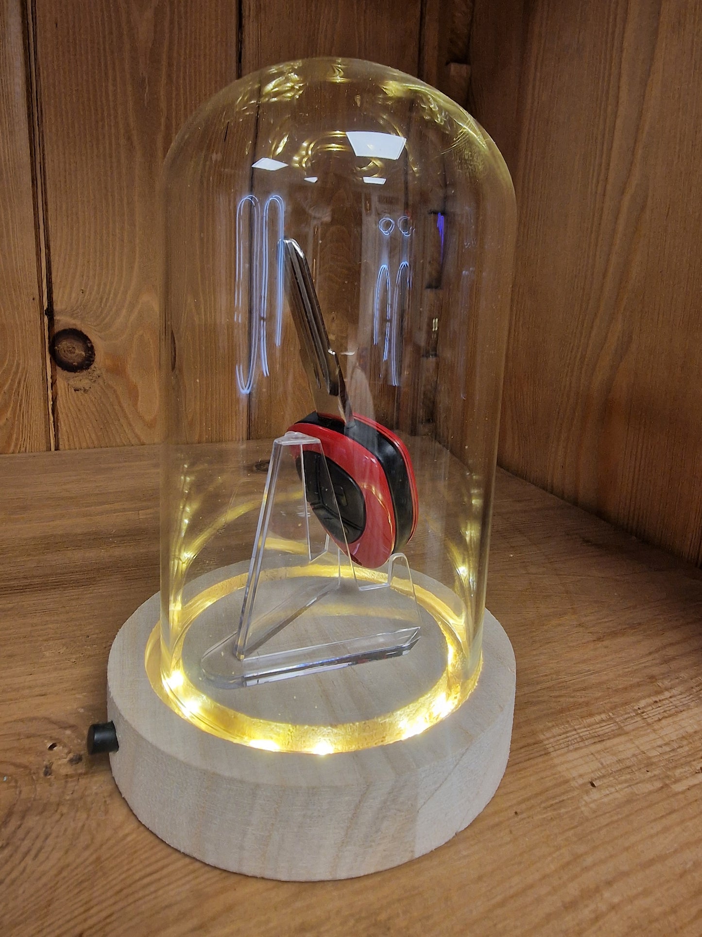 Clé Ferrari Sous Cloche LED – Objet de Collection Automobile