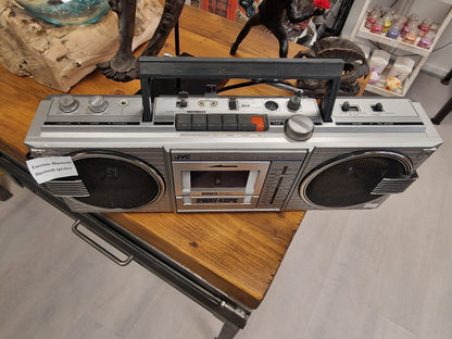 Boombox JVC Vintage – Enceinte Bluetooth Rénovée avec Radio d’Origine & Batterie Rechargeable