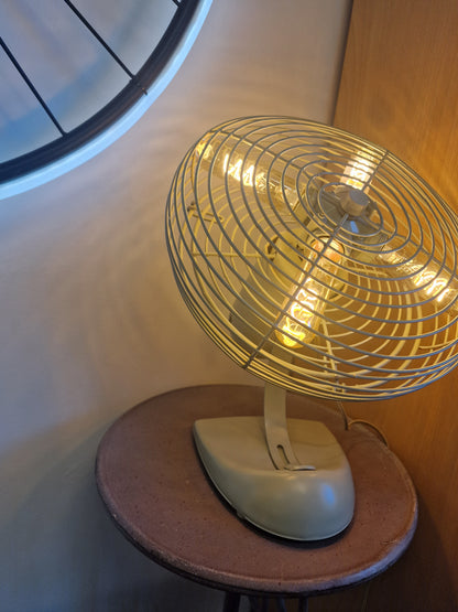 Lampe industrielle vintage en ancien ventilateur – Création unique avec 4 ampoules LED