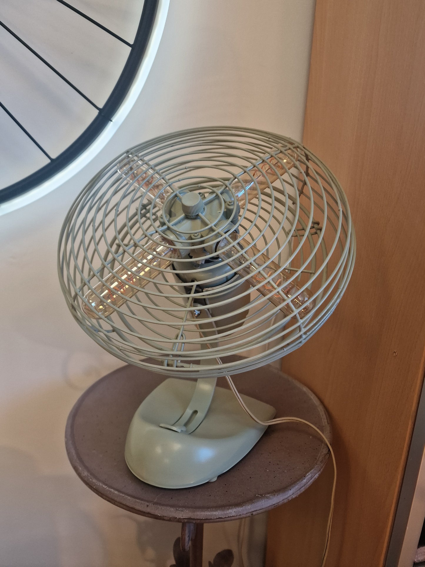 Lampe industrielle vintage en ancien ventilateur – Création unique avec 4 ampoules LED