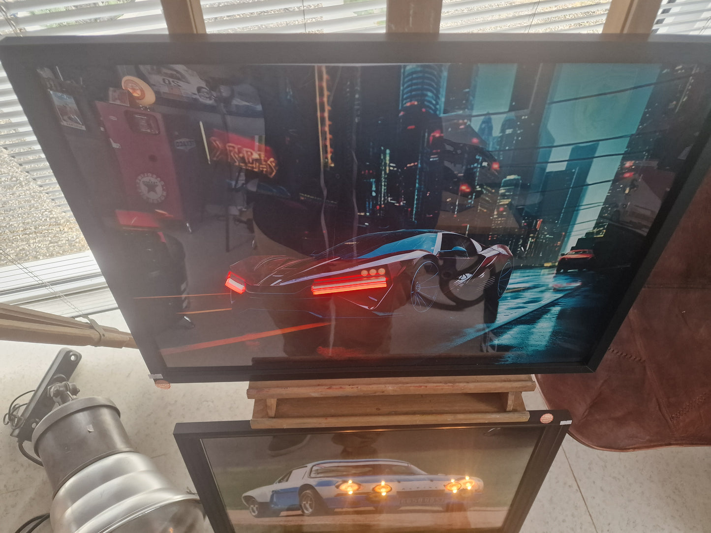 Cadre voiture futuriste 54×74 avec néons rouges – Voiture cyberpunk – Création artisanale Ardèche