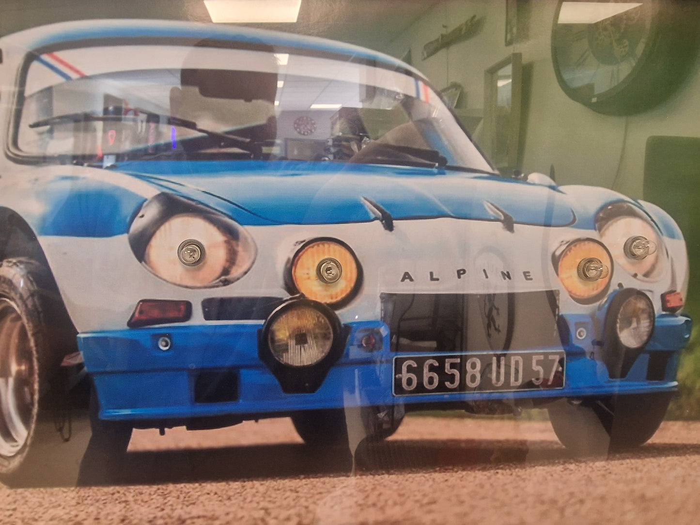 Cadre décoratif Alpine – Photographie Alpine A110 avec phares lumineux intégrés (Format 54 × 74 cm)