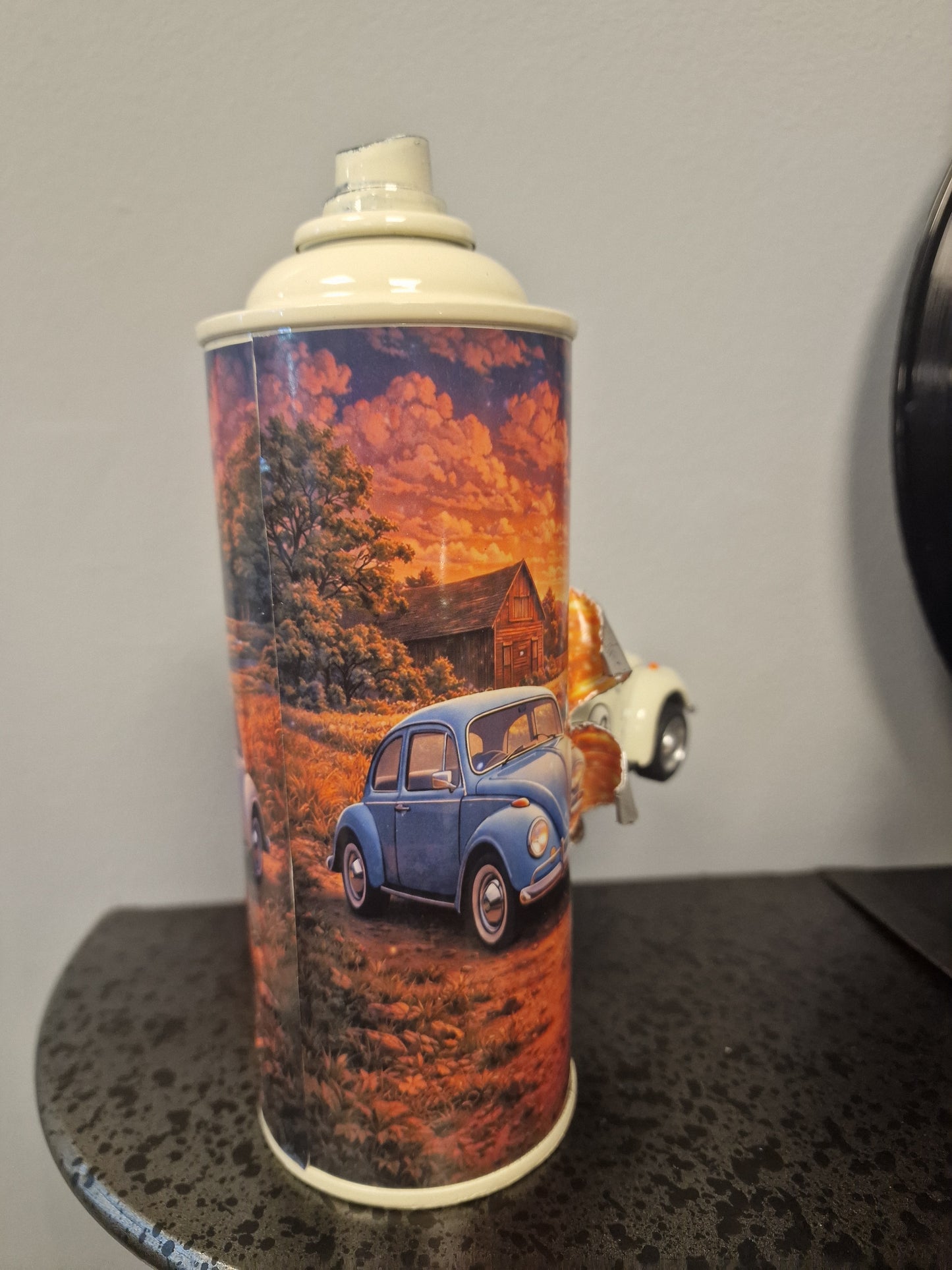 Bombe de peinture custom Volkswagen – Figurine coccinelle pop culture artisanale