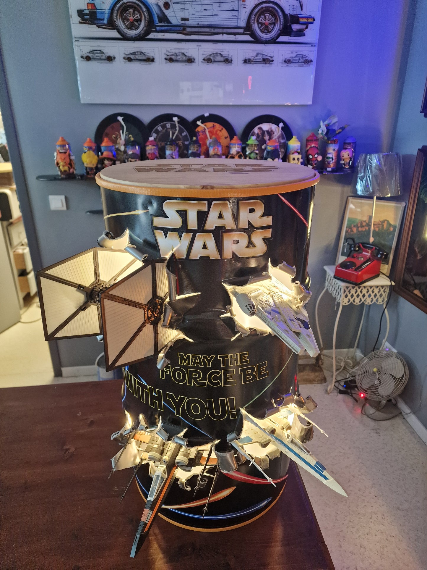 Table d’appoint Star Wars artisanale – Bidon 60L effet explosion avec vaisseaux 3D et éclairage LED