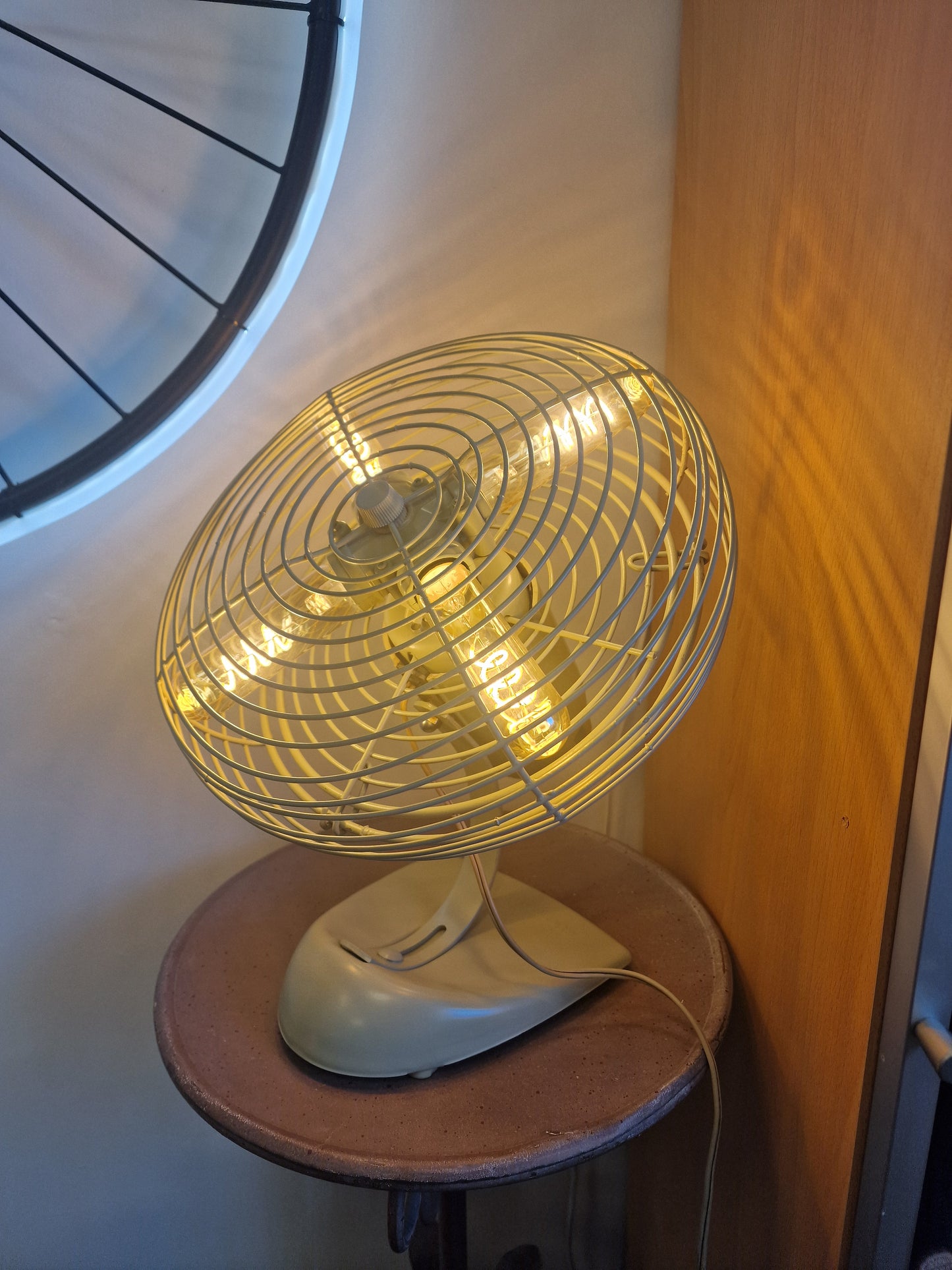 Lampe industrielle vintage en ancien ventilateur – Création unique avec 4 ampoules LED