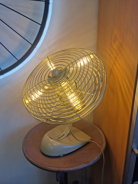 Lampe industrielle vintage en ancien ventilateur – Création unique avec 4 ampoules LED