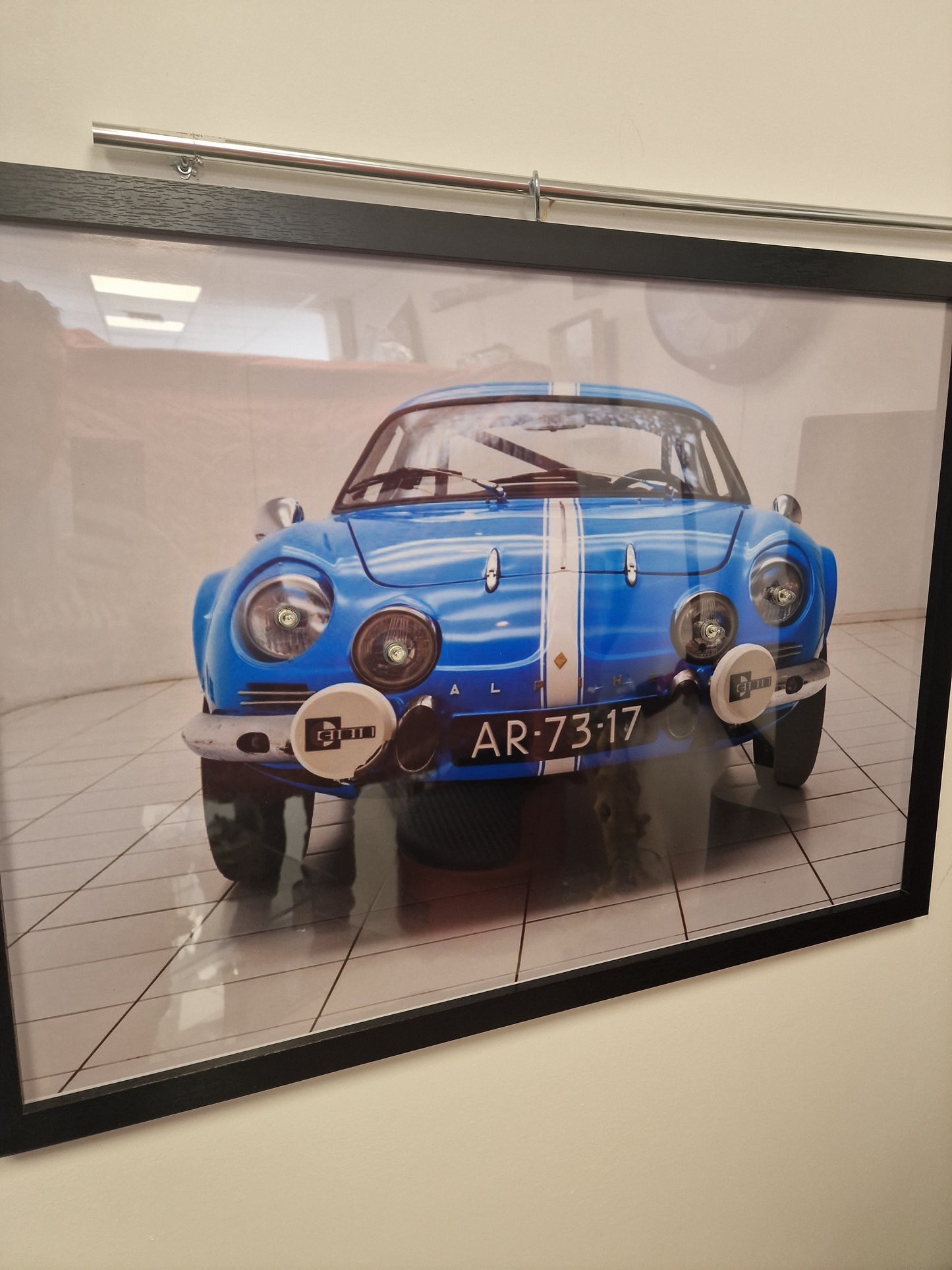Cadre Photographie Alpine A110 avec phares lumineux intégrés (Format 54 × 74 cm)