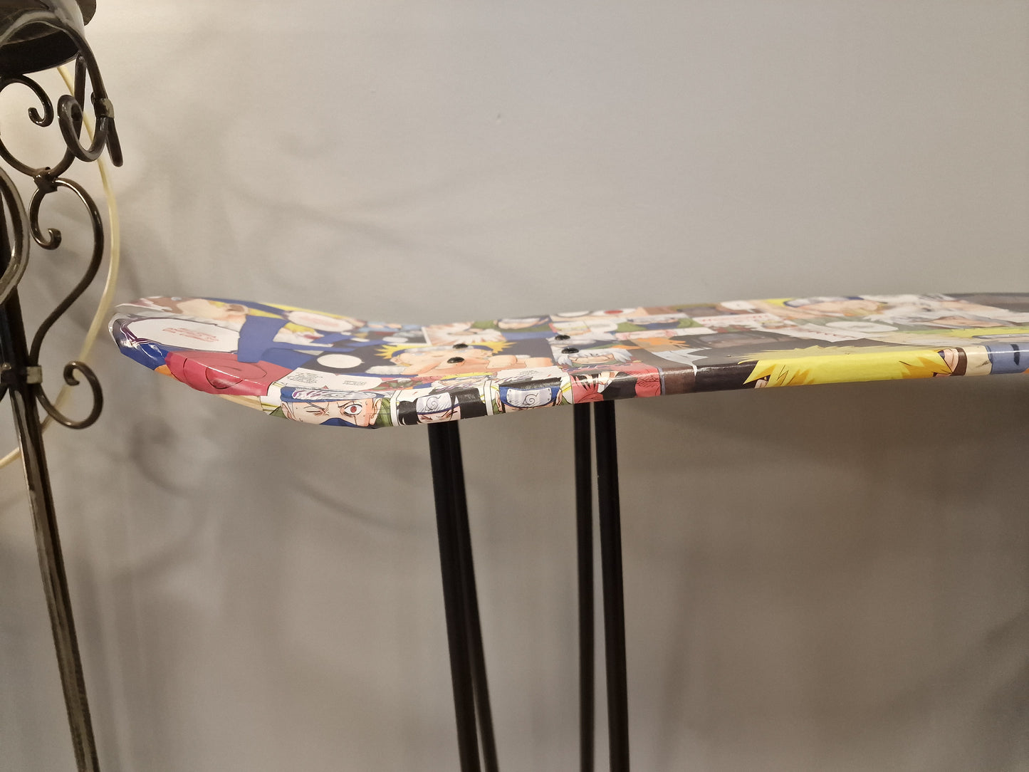 Table d’Appoint Naruto en Planche de Skate – Tabouret Manga Artisanal