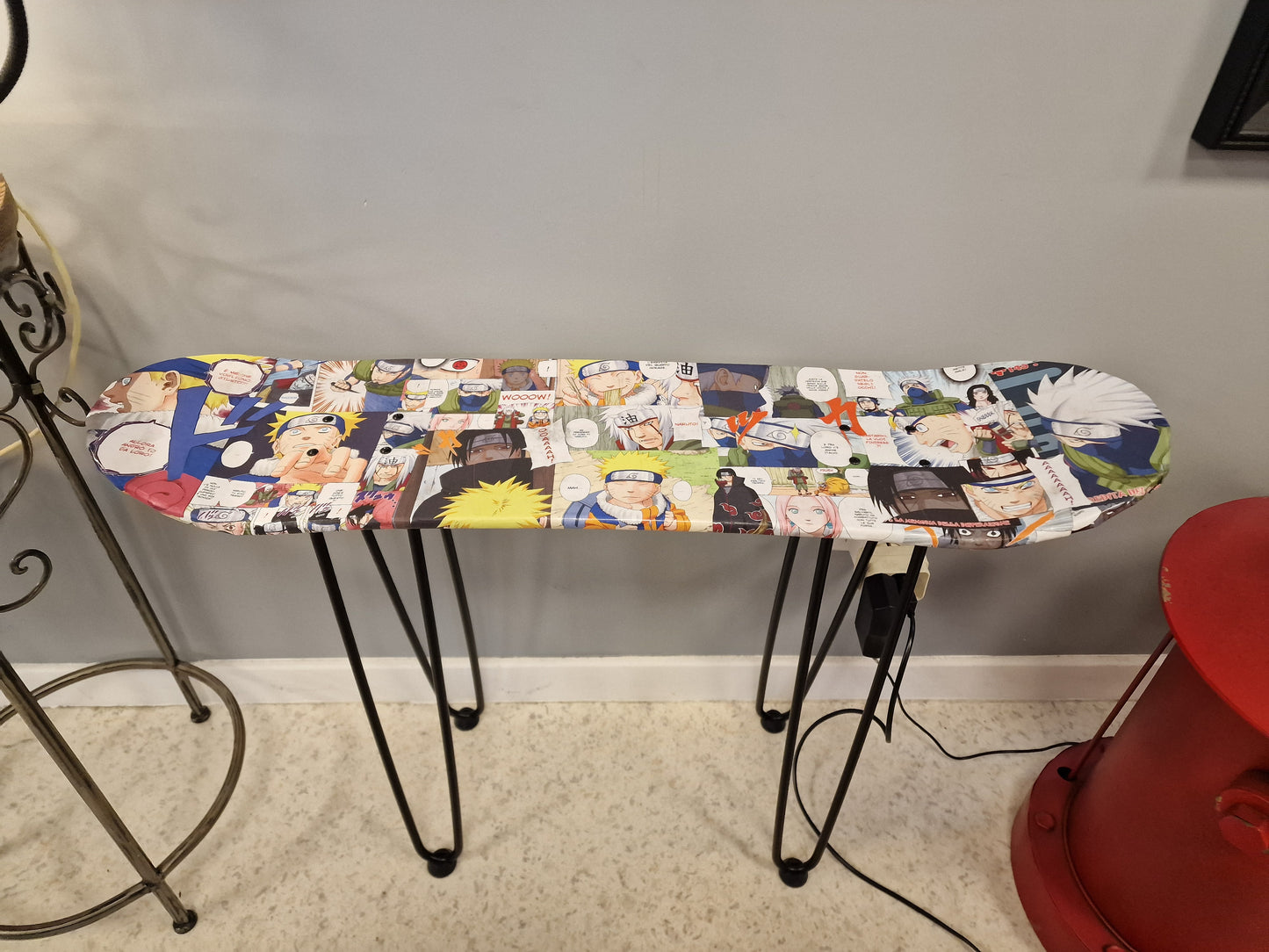 Table d’Appoint Naruto en Planche de Skate – Tabouret Manga Artisanal