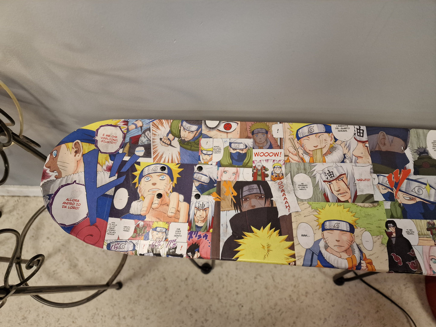 Table d’Appoint Naruto en Planche de Skate – Tabouret Manga Artisanal