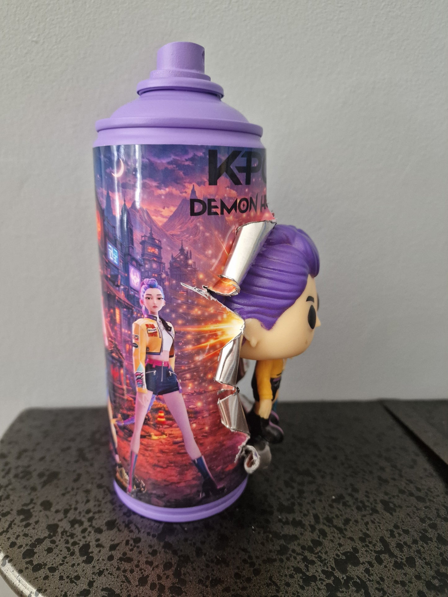Bombe de peinture custom  – Figurine  rumi Kpop demon hunter pop culture artisanale
