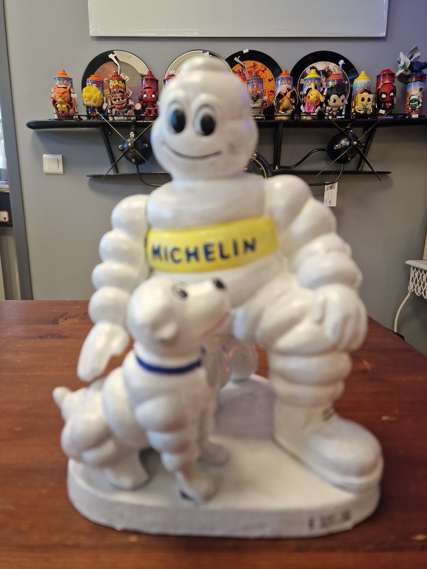 Statuette Michelin Bibendum en fonte avec chien – Sculpture publicitaire vintage en métal 20 cm