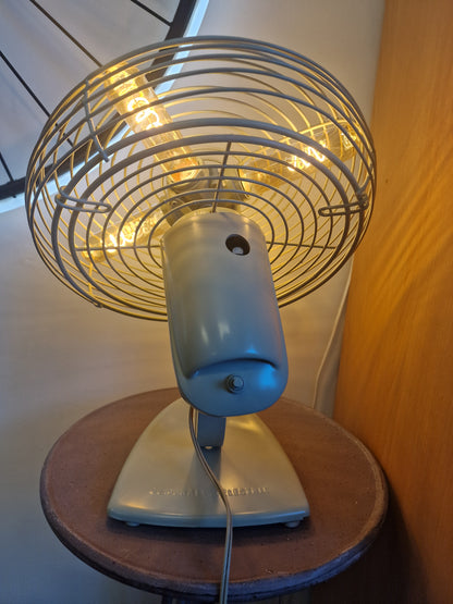 Lampe industrielle vintage en ancien ventilateur – Création unique avec 4 ampoules LED