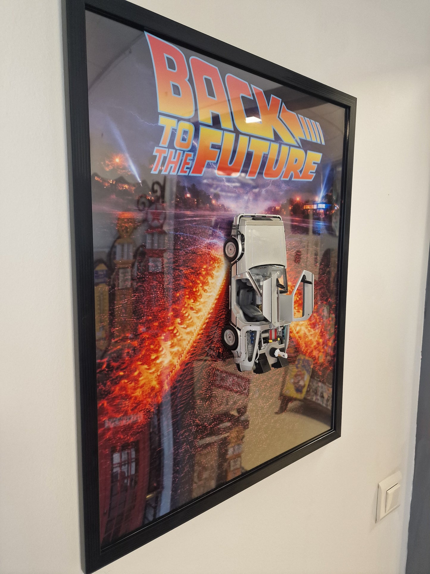 Cadre Back to the Future DeLorean – Tableau Retour vers le Futur 40x50 – Décoration cinéma geek – Voiture DeLorean