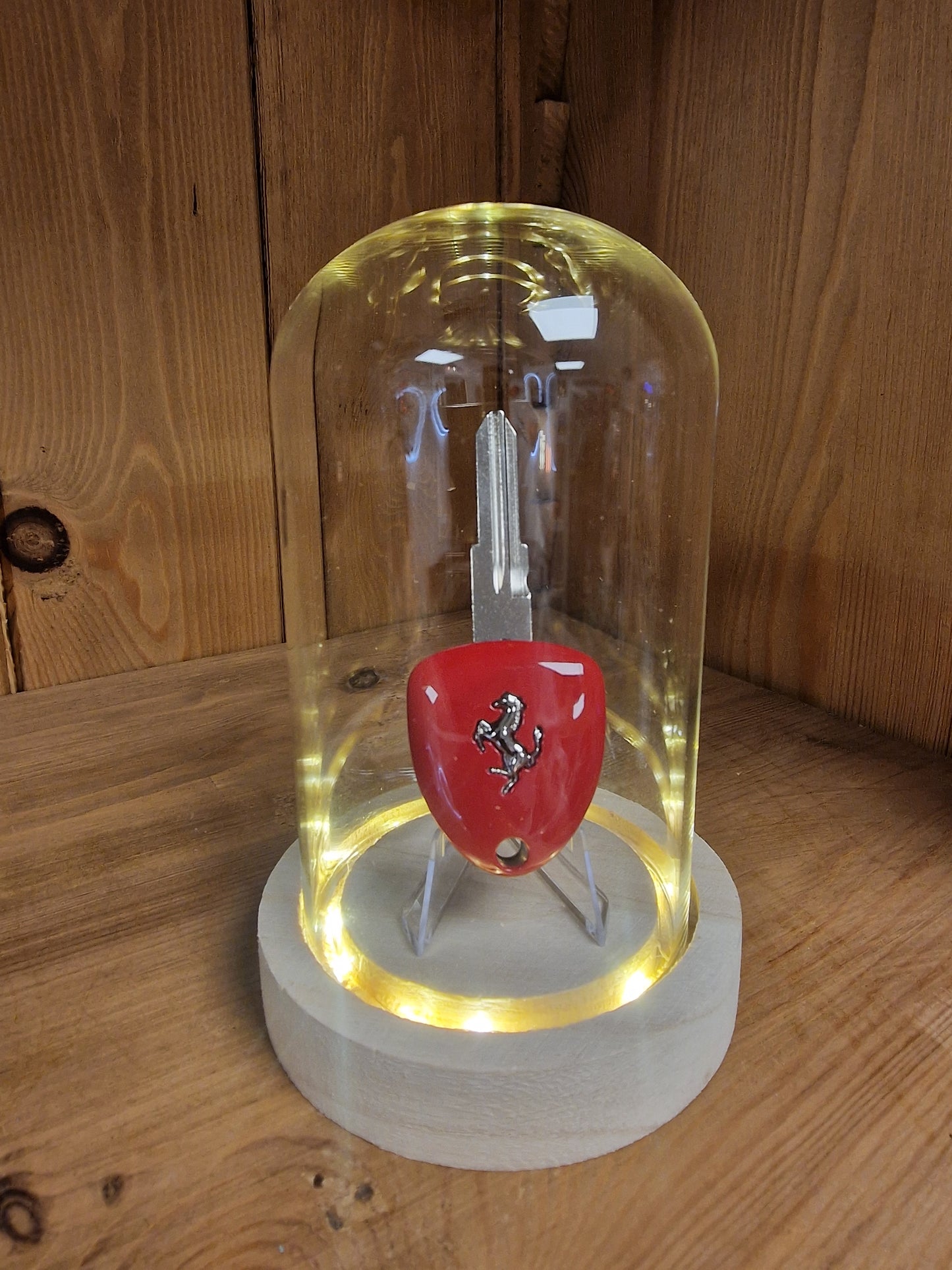 Clé Ferrari Sous Cloche LED – Objet de Collection Automobile