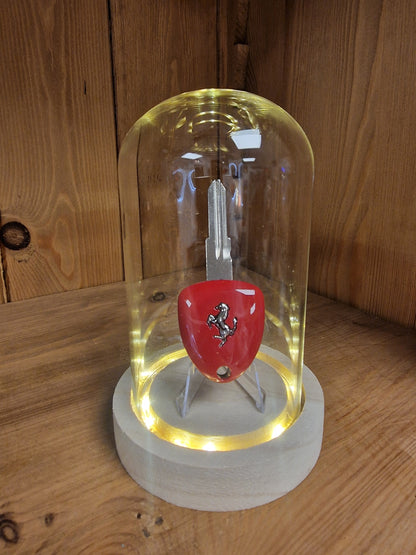 Clé Ferrari Sous Cloche LED – Objet de Collection Automobile