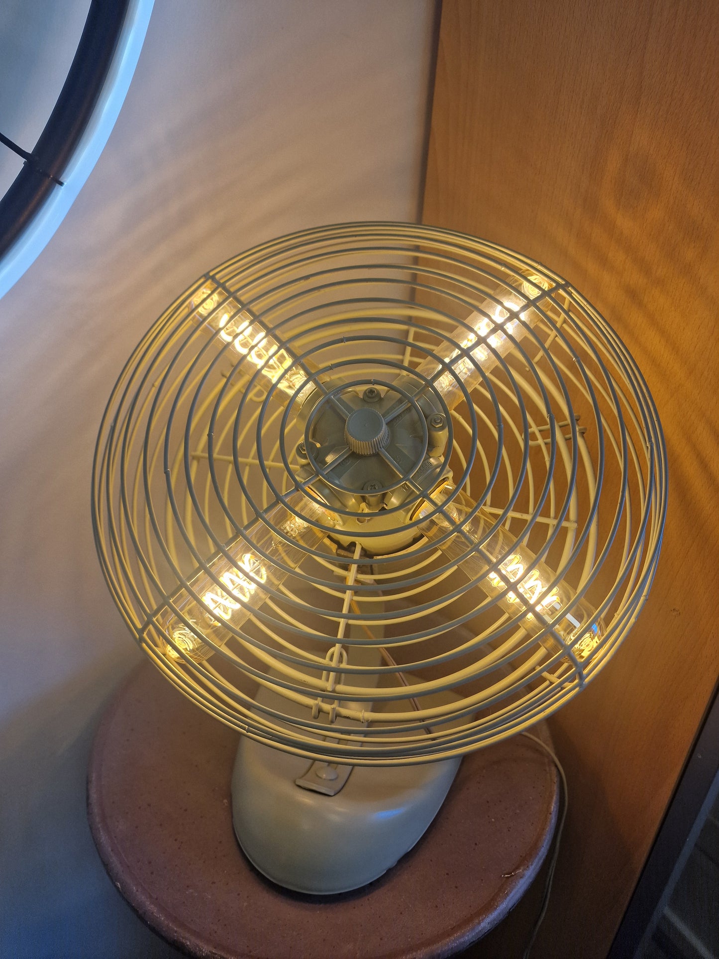 Lampe industrielle vintage en ancien ventilateur – Création unique avec 4 ampoules LED