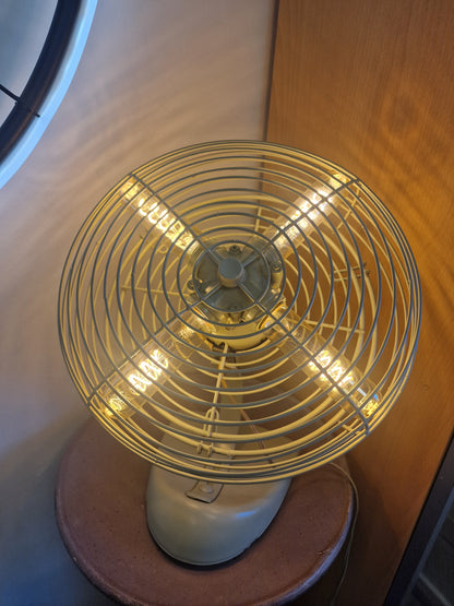 Lampe industrielle vintage en ancien ventilateur – Création unique avec 4 ampoules LED