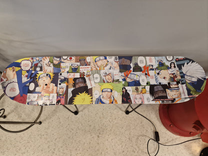 Table d’Appoint Naruto en Planche de Skate – Tabouret Manga Artisanal
