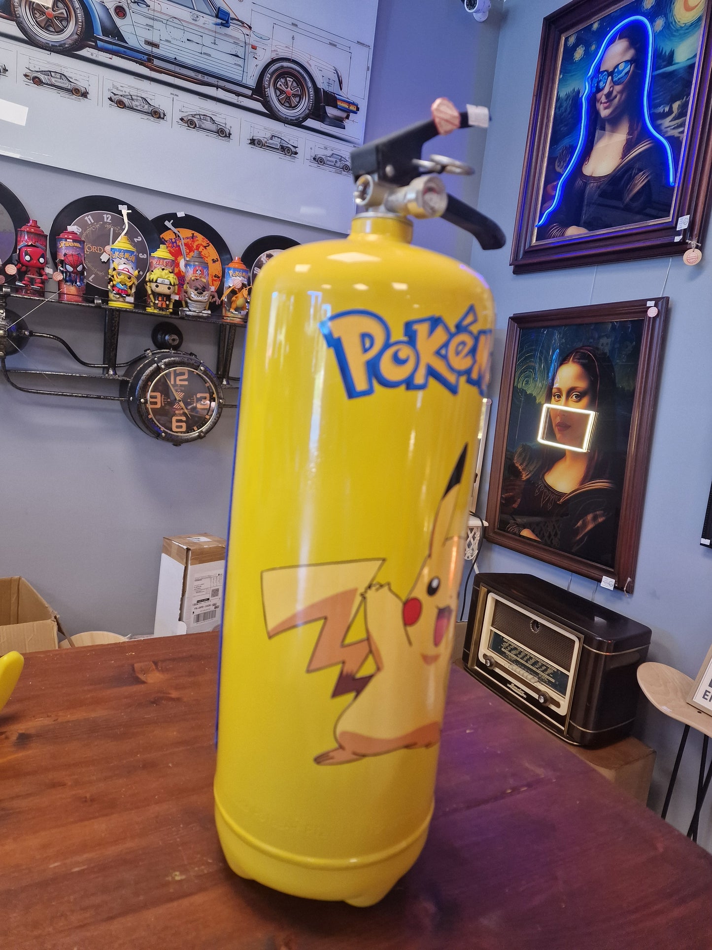 Extincteur Custom Pikachu – Objet de décoration Pokémon avec rangement secret pour bouteille