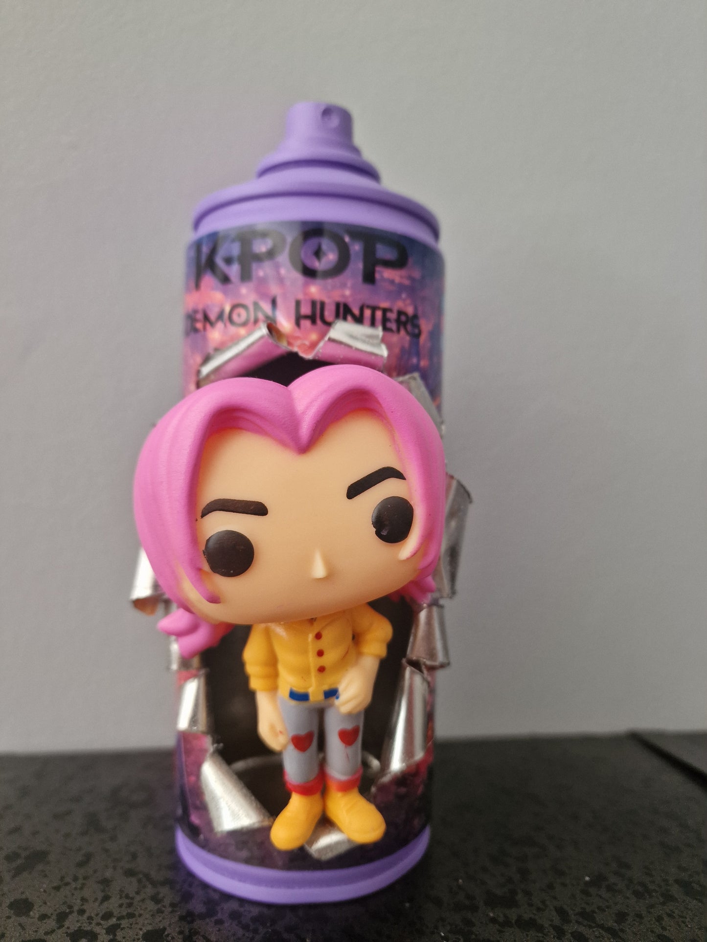 Bombe de peinture custom  – Figurine  romance Kpop demon hunter pop culture artisanale