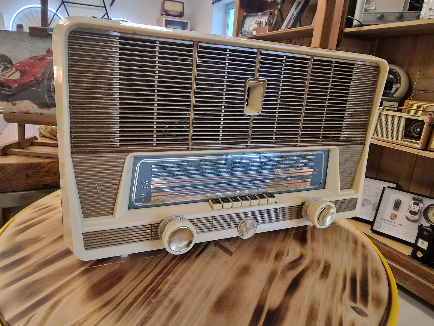 Radio vintage Lyre transformée en enceinte Bluetooth