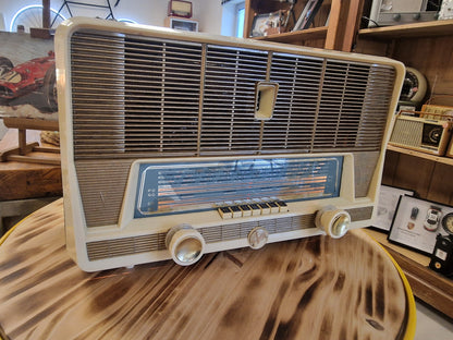 Radio vintage Lyre transformée en enceinte Bluetooth