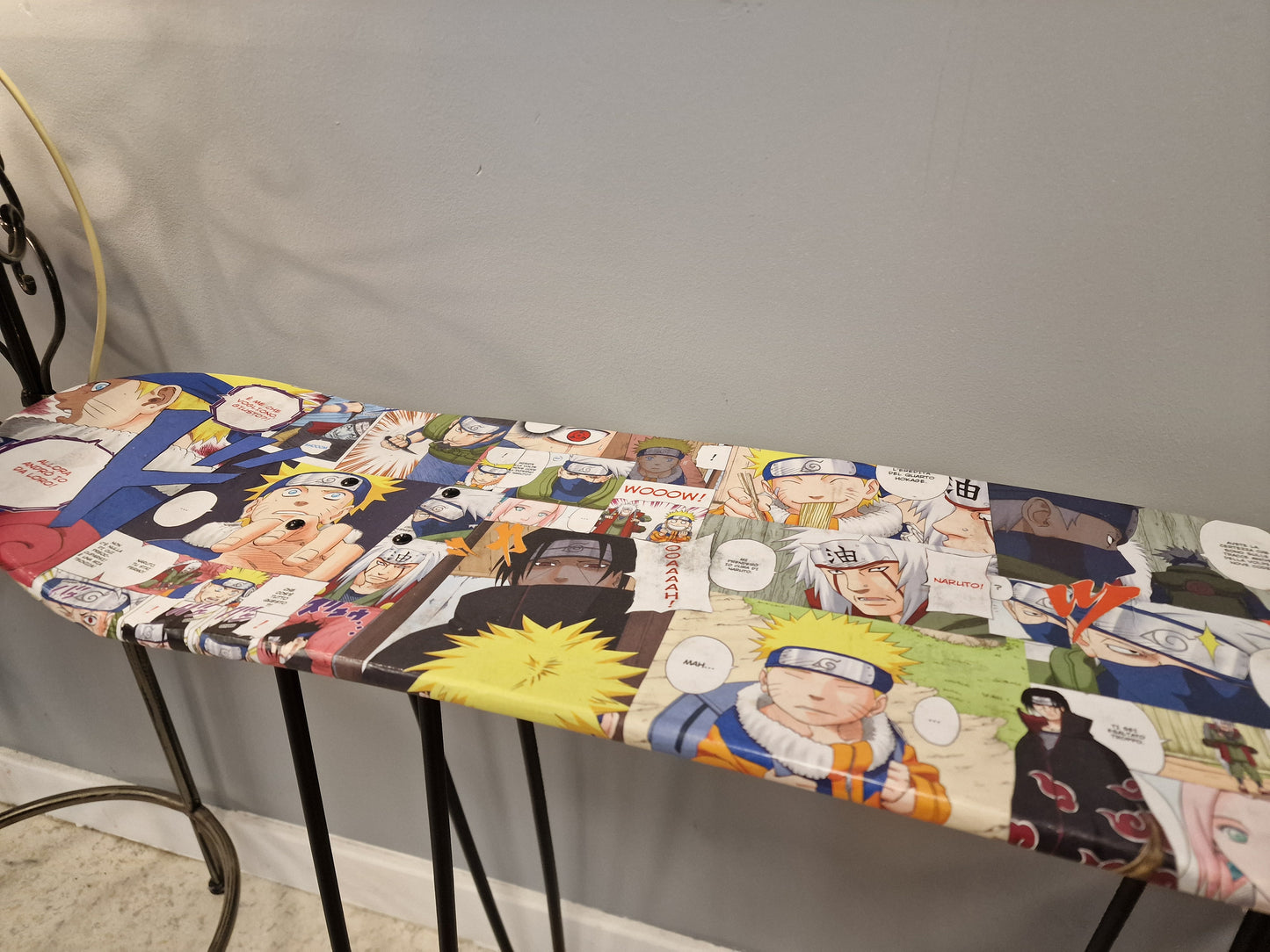 Table d’Appoint Naruto en Planche de Skate – Tabouret Manga Artisanal