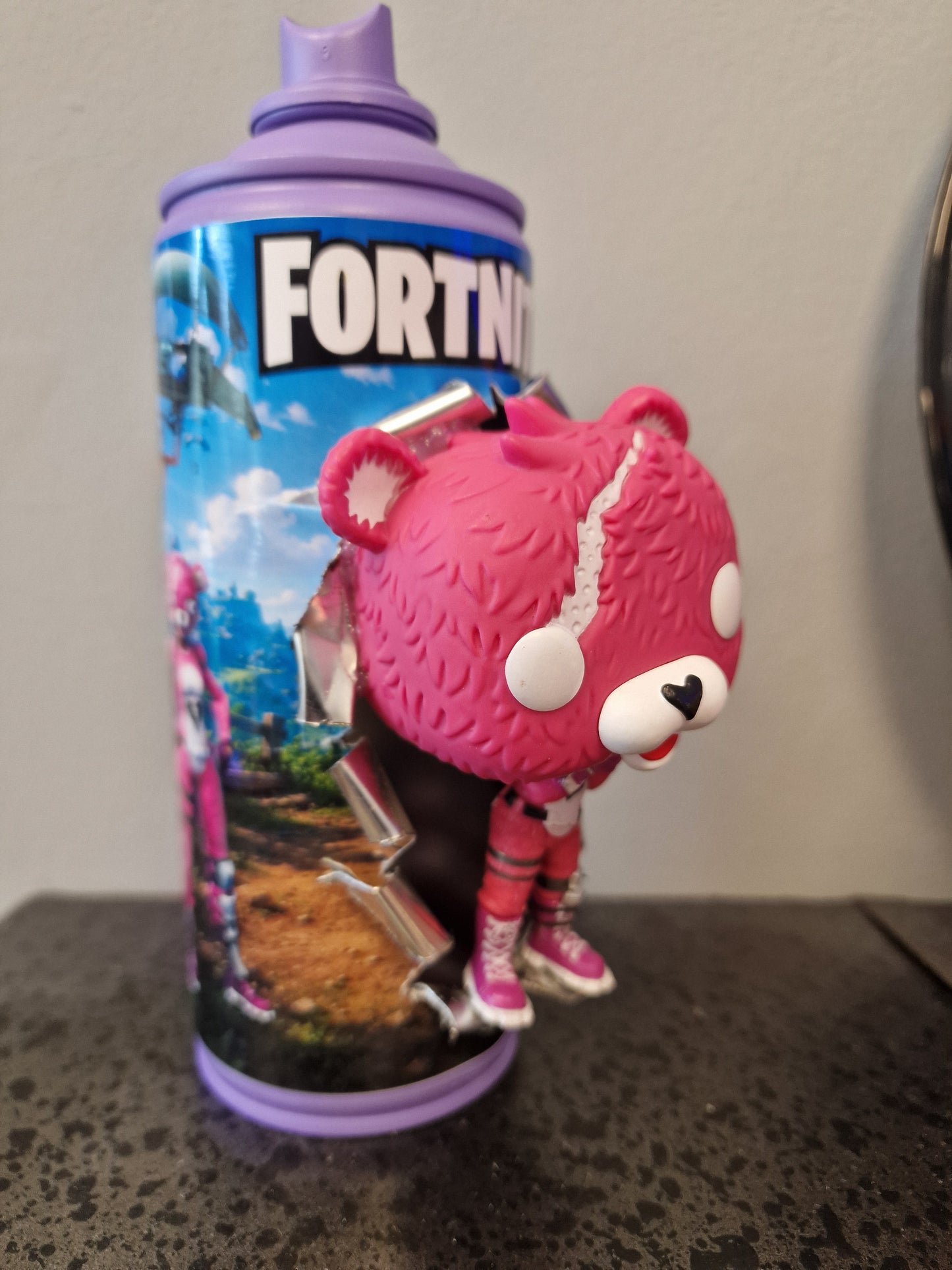 Bombe de peinture customisée Fortnite – Cuddle Team Leader | Décoration gaming artisanale unique