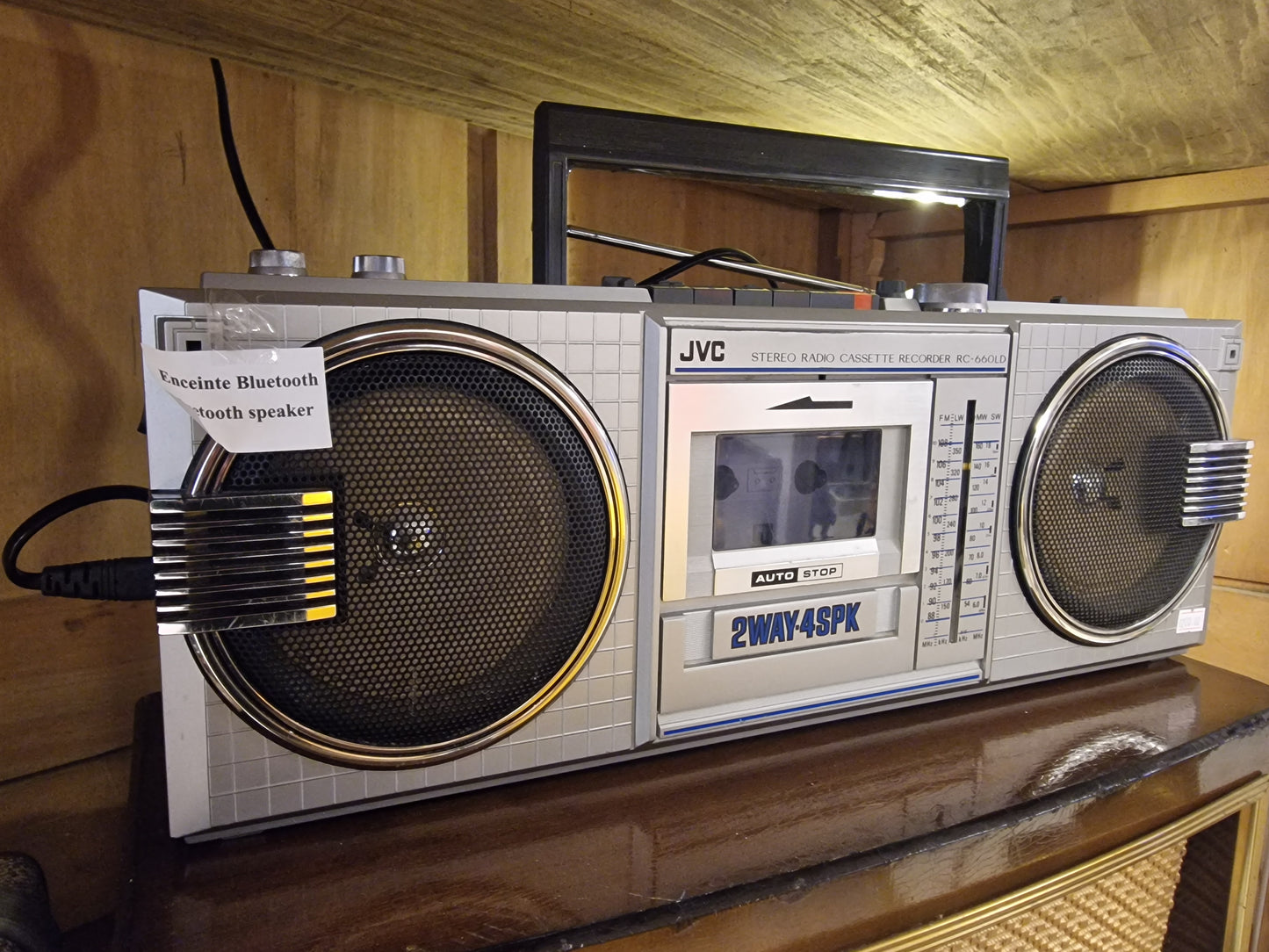 Boombox JVC Vintage – Enceinte Bluetooth Rénovée avec Radio d’Origine & Batterie Rechargeable