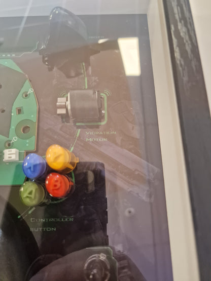 Cadre Xbox Original Controller "Duke" – Manette Xbox démontée – Tableau gaming rétro 30x30 – Déco gamer vintage