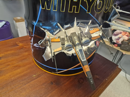 Table d’appoint Star Wars artisanale – Bidon 60L effet explosion avec vaisseaux 3D et éclairage LED