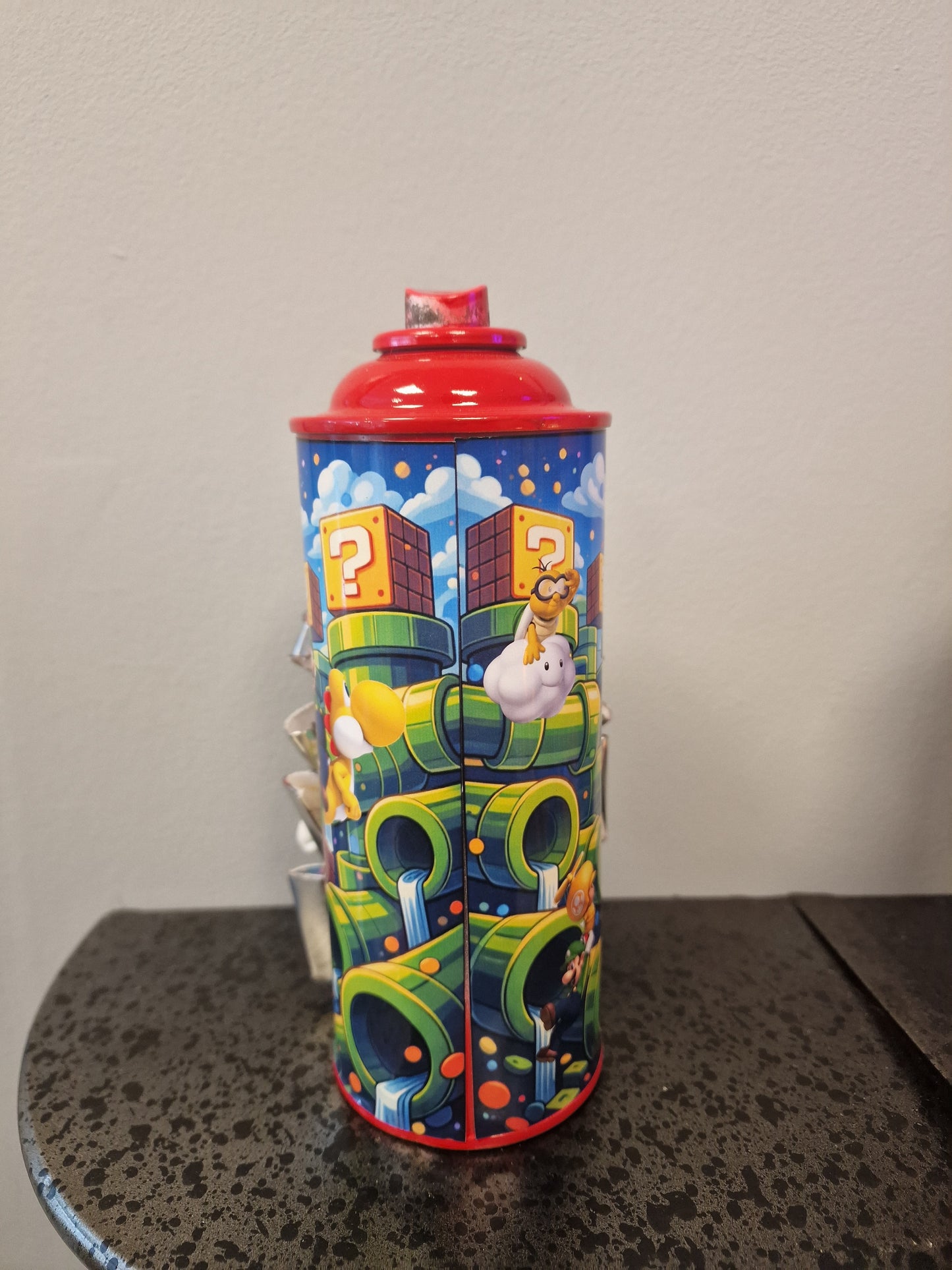 Bombe de peinture custom nintendo  – Figurine mario costume pop culture artisanale