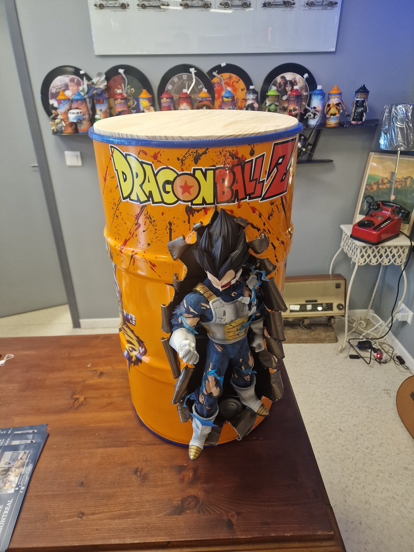 Table d’appoint Dragon Ball Z avec Végéta – Bidon métal custom 60L transformé en meuble design geek